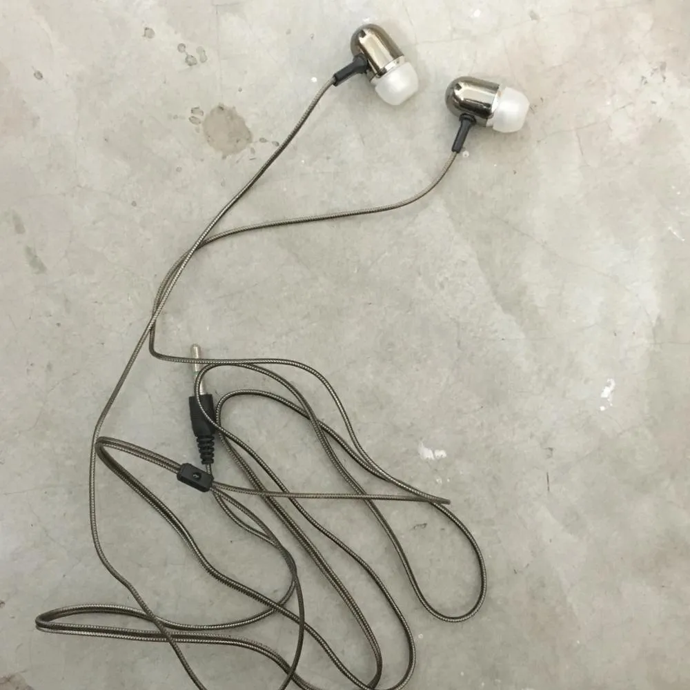 Shoppy Silver Lightweight Earphones